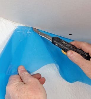 Slätt innertak: Skär av ångspärrsfolien längs väggen Slätt innertak: Skär av ångspärrsfolien längs väggen